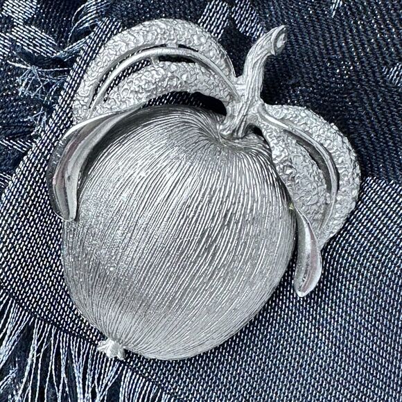 Sarah Coventry Vintage Silver Tone Apple Delight Brooch Pin Fashion Accessory I - Picture 7 of 16